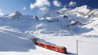 Sensasi Bernina Express Pullman Class, Kereta Panorama dengan Sajian Pemandangan Alpen hingga Italia
