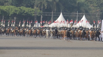 Purna Paskibraka 2025 Sultana Najwa dan Aliah Sakira membawa baki duplikat Bendera Pusaka Merah Putih dan Teks Proklamasi menuju Istana Merdeka saat Kirab Merah Putih HUT ke-81 Republik Indonesia di Monas, Jakarta, Senin (17/8/2026). [Suara.com/Alfian Winanto]
