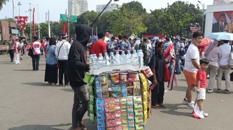 Dulu Laku 10 Dus Kini Sepi, Pedagang Asongan di Monas Curhat: Merdeka Tapi Bingung