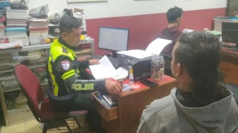 Detik-detik Sopir Truk Sumbu Pendek Hancurkan Kaca Bus Restu Panda di Madiun