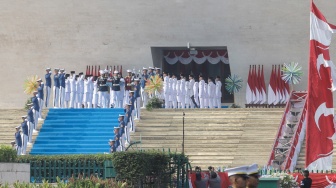 Purna Paskibraka 2025 Sultana Najwa dan Aliah Sakira membawa baki duplikat Bendera Pusaka Merah Putih dan Teks Proklamasi menuju Kereta Kencana Garuda Prabayaksa saat Kirab Merah Putih HUT ke-81 Republik Indonesia di Monas, Jakarta, Senin (17/8/2026). [Suara.com/Alfian Winanto]
