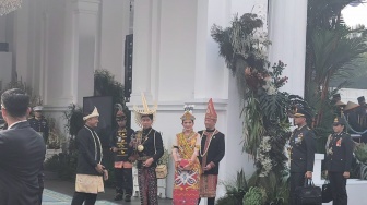 Tampil Serasi di Istana, Gibran-Selvi Kenakan Busana Adat Rote dan Ta'a Dayak
