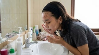 5 Sabun Cuci Muka untuk Bruntusan di Dahi dan Pipi, Lengkap dengan Ulasan Pengguna