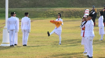 Tim Delapan Pengibar Bendera bersiap mengibarkan bendera saat upacara peringatan HUT Kemerdekaan ke-81 RI di Lapangan Plaza Seremoni, Ibu Kota Nusantara, Kalimantan Timur, Senin (17/8/2026). [ANTARA FOTO/Angga Palguna/wsj]