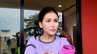 Dahi Diperban Tetap Setia Menemani, Ayu Ting Ting Puji Effort Kevin Gusnadi Rayakan 17 Agustus