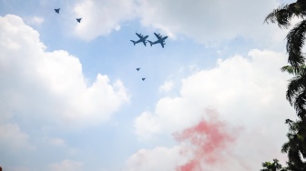 Pesawat angkut A400M dan empat jet Rafale dari TNI AU membentuk formasi saat terbang usai Upacara Peringatan Detik-Detik Proklamasi Kemerdekaan ke-81 Republik Indonesia di Monumen Nasional (Monas), Jakarta, Senin (17/8/2026). [Suara.com/Alfian Winanto]