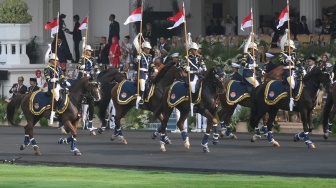 Pasukan Berkuda TNI berbaris mengiringi kereta kencana Garuda Prabayaksa saat tiba di Istana Merdeka, Jakarta, Senin (17/8/2026). [ANTARA FOTO/Bayu Pratama S/app/wsj]