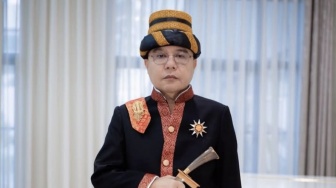 Pakai Baju Adat Aceh, Dasco Ajak Rakyat Rapatkan Barisan Hadapi Dinamika Menuju Indonesia Emas