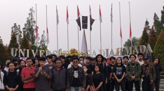 Kritik Atraksi Kemerdekaan Elite, Kolektif UGM Kibarkan Bendera Setengah Tiang