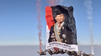 Foto Prabowo Berkibar di Langit, Warganet Tulis Komentar Menohok: Ini HUT RI atau Presiden?