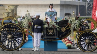 Purna Paskibraka 2025 Sultana Najwa membawa baki duplikat Bendera Pusaka Merah Putih menuju Kereta Kencana Garuda Prabayaksa saat Kirab Merah Putih HUT ke-81 Republik Indonesia di Monas, Jakarta, Senin (17/8/2026). [Suara.com/Alfian Winanto]