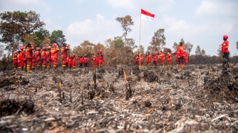 Personel Manggala Agni Daops Sumatera XIV-Banyuasin, Daops Sumatera XII-Muara Tebo, Daops Sumatera XIII-Sarolangon mengikuti upacara HUT Kemerdekaan ke-81 Republik Indonesia di lokasi Kebakaran Hutan dan Lahan (Karhutla) di Desa Sungai Rambutan, Kecamatan Pemulutan Barat, Kabupaten Ogan Ilir (OI), Sumatera Selatan, Senin (17/8/2026). [ANTARA FOTO/Nova Wahyudi/wsj]