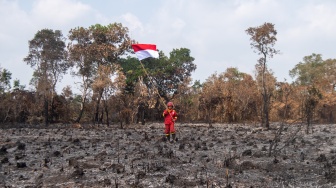 Personel Manggala Agni Daops Sumatera XIII-Sarolangon berjalan membawa bendera merah putih usai mengikuti upacara HUT Kemerdekaan ke-81 Republik Indonesia di lokasi Kebakaran Hutan dan Lahan (Karhutla) di Desa Sungai Rambutan, Kecamatan Pemulutan Barat, Kabupaten Ogan Ilir (OI), Sumatera Selatan, Senin (17/8/2026). [ANTARA FOTO/Nova Wahyudi/wsj]