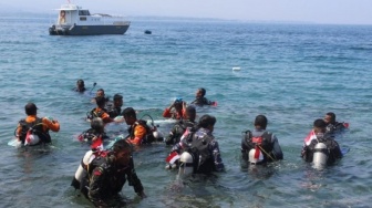 TNI AL Kibarkan Bendera Merah Putih di Perairan Teluk Palu