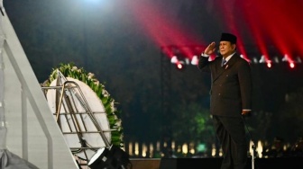 Suasana Khidmat Tengah Malam: Momen Presiden Prabowo Mengheningkan Cipta di Depan Makam Pahlawan