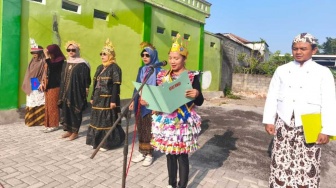 Upacara HUT ke-81 Kemerdekaan RI di Kampung 'Gang Presiden' Warga Berkostum Adat Olahan Limbah