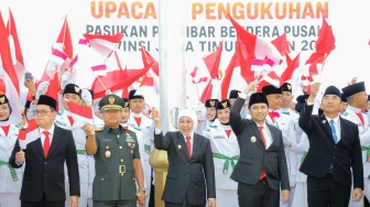 Gubernur Khofifah Kukuhkan 76 Paskibraka Jatim untuk HUT ke-81 RI, Tegaskan Semangat NKRI