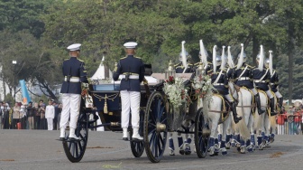 Purna Paskibraka 2025 Sultana Najwa dan Aliah Sakira membawa baki duplikat Bendera Pusaka Merah Putih dan Teks Proklamasi menuju Istana Merdeka saat Kirab Merah Putih HUT ke-81 Republik Indonesia di Monas, Jakarta, Senin (17/8/2026). [Suara.com/Alfian Winanto]
