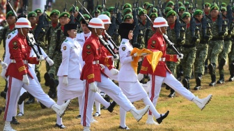 Tim Delapan Pengibar Bendera membawa bendera saat upacara peringatan HUT Kemerdekaan ke-81 RI di Lapangan Plaza Seremoni, Ibu Kota Nusantara, Kalimantan Timur, Senin (17/8/2026). [ANTARA FOTO/Angga Palguna/wsj]
