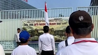 Tagih Pesangon dan THR, Eks Karyawan PT Sritex Upacara Bendera di Depan Pabrik