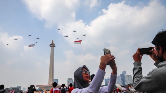 Jupiter Aerobatic Team (JAT) TNI AU membentuk formasi saat terbang usai Upacara Peringatan Detik-Detik Proklamasi Kemerdekaan ke-81 Republik Indonesia di Monumen  Nasional (Monas), Jakarta, Senin (17/8/2026). [Suara.com/Alfian Winanto]