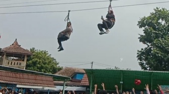 Hujan Uang di Klaten! Pengunjung Rebutan Segepok Rupiah dari Atas Flying Fox
