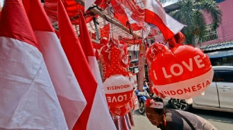 Setelah Merah Putih Diturunkan: Melacak Jejak Sampah Visual dan Nasib Jutaan Bendera Bekas