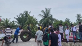 Warga Blokade Rel Kereta di Batubara Usai Lansia Tewas Tertabrak Kereta Api