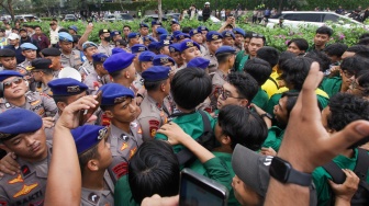 Mahasiswa saling dorong dengan kepolisian saat berunjuk rasa di Jalan MH Thamrin, Jakarta, Selasa (18/8/2026). [Suara.com/Alfian Winanto]