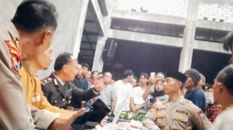 Apes! Peras Pemain Judol, Dua Polisi di Gresik Malah Dikepung Massa