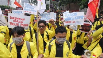 Mahasiswa berunjuk rasa di Jalan MH Thamrin, Jakarta, Selasa (18/8/2026). [Suara.com/Alfian Winanto]