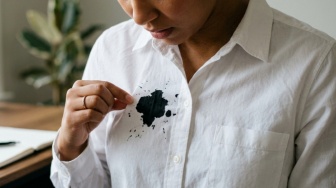 5 Cara Membersihkan Noda Tinta di Baju Putih, Gunakan Bahan Dapur Ini