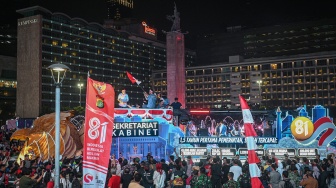 Kendaraan pawai dari Sekretariat Kabinet mengikuti Karnaval HUT ke-81 Kemerdekaan RI di Jalan MH Thamrin, Jakarta, Senin (17/8/2026). [ANTARA FOTO/Fauzan/foc]