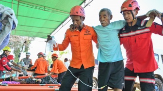 Petugas mengevakuasi korban gempa di Ronting, Lamba Leda, Manggarai Timur, Nusa Tenggara Timur, Selasa (18/8/2026).  [ANTARA FOTO/Fikri Yusuf/tom]
