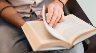 Hierarki dalam Selera Buku: Mengapa Bacaan Ringan Kerap Dipandang Rendah?