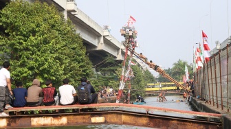 HUT RI ke-81, Tradisi Panjat Pinang Kembali Meriahkan Kalimalang