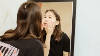 5 Cara Reapply Tinted Sunscreen di Tengah Hari Tanpa Merusak Makeup