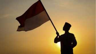 Dari Tiang Bambu hingga Merah Putih, Kisah Kecil di Balik Momen Kemerdekaan