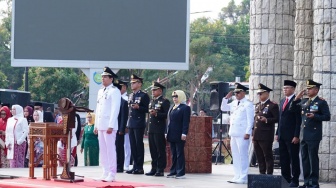 Perempuan Diduga ODGJ Teriak-Teriak dan Ingin Peluk Bupati Indramayu saat Upacara HUT RI