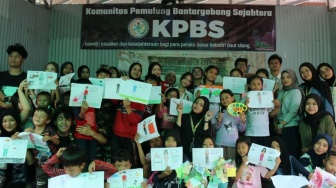 BERDAYA UPN Veteran Jakarta: Membekali Anak Bantargebang Membayangkan Masa Depan
