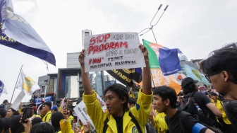 Mahasiswa berunjuk rasa di Jalan MH Thamrin, Jakarta, Selasa (18/8/2026). [Suara.com/Alfian Winanto]