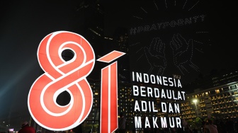 Atraksi formasi drone ditampilkan di Bundaran HI, Jakarta, Senin (17/8/2026). [ANTARA FOTO/Fauzan/foc] 