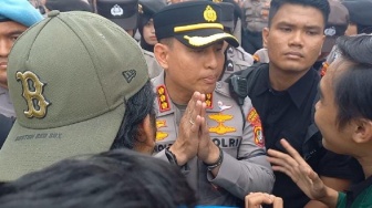 Minta Polisi Buka Barikade, Mahasiswa: Bapak Nggak Capek Lindungi Pejabat yang Enak di Istana?