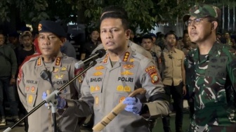 Polisi Tangkap Mahasiswa Bawa Pisau dan Sopir Ambulans Simpan Golok Saat Demo di Menara UOB