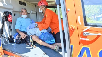 Petugas mengevakuasi korban gempa di Ronting, Lamba Leda, Manggarai Timur, Nusa Tenggara Timur, Selasa (18/8/2026).  [ANTARA FOTO/Fikri Yusuf/tom]