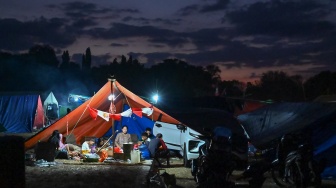 Warga beristirahat di tenda posko pengungsian korban gempa bumi NTT di Lapangan Barangkolong, Reo, NTT, Senin (17/8/2026). [ANTARA FOTO/Fikri Yusuf/foc]