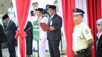 Direktur Utama PT Bank Syariah Nasional Alex Sofjan Noor (keenam kiri) berfoto bersama dengan jajaran direksi saat upacara peringatan HUT ke-81 Republik Indonesia di Jakarta, Senin (17/8/2026). [handout]