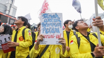 Mahasiswa berunjuk rasa di Jalan MH Thamrin, Jakarta, Selasa (18/8/2026). [Suara.com/Alfian Winanto]