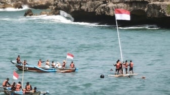 Perempuan Ini Terjang Ombak 2 Meter Demi Kibarkan Bendera Merah Putih di Tengah Laut