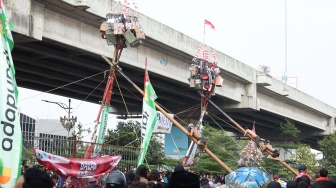Peserta mengikuti lomba memanjat pohon pinang di Semarak Kalimalang 2026 di Jakarta, Senin (17/8/2026). [Suara.com/Novi]
